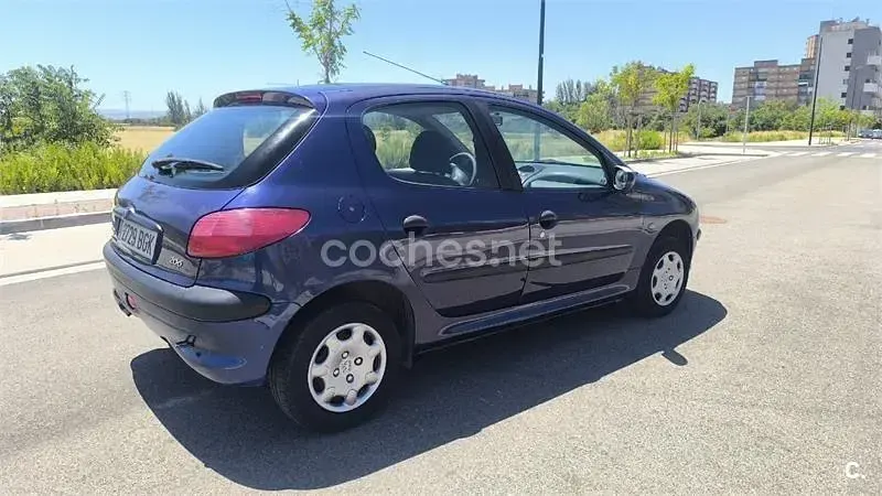 Usado Peugeot 206 75 CV (55 kW) 2000 Azul Berlina
