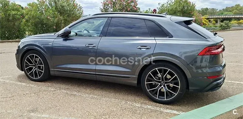 Usado Audi Q8 S-line plus 286 CV (210 kW) 2023 Gris / plata SUV