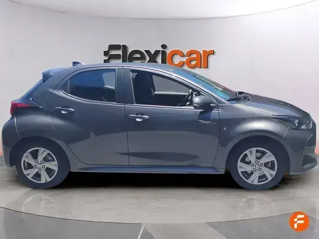 Usado Toyota Yaris Business Edition 116 CV (85 kW) 2025 Gris Utilitario