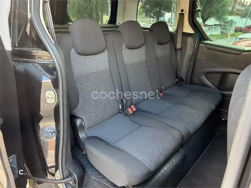 Usado Peugeot Partner Tepee Active 100 CV (73 kW) 2017 Negro Monovolumen