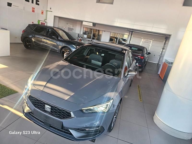 Gris / plata Nuevo 2025 Seat Leon FR Berlina | 26.400 € (Precio justo) - Imagen 1/4