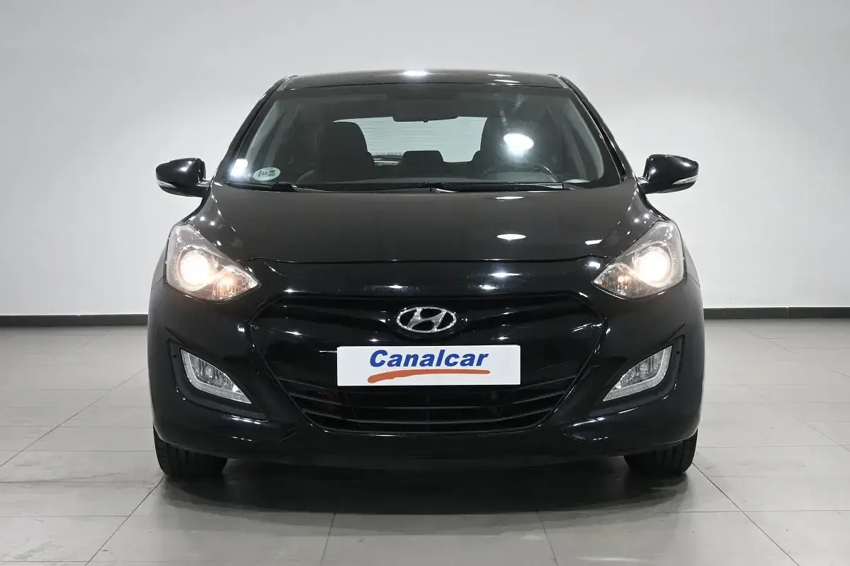 Usado Hyundai i30 90 CV (66 kW) 2013 Negro