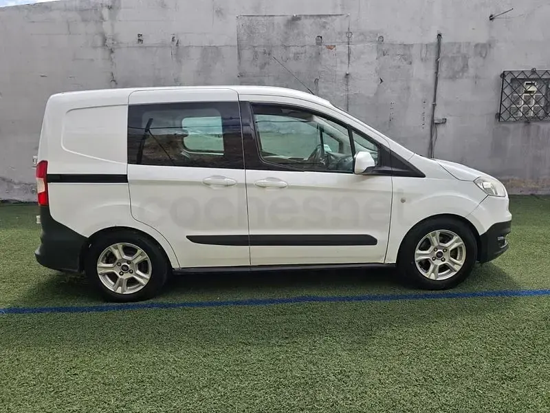 Usado Ford Tourneo Courier Trend 75 CV (55 kW) 2018 Blanco Monovolumen