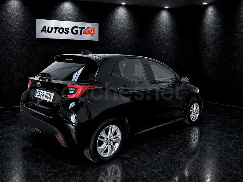 Usado Toyota Yaris 125 CV (91 kW) 2023 Negro Utilitario