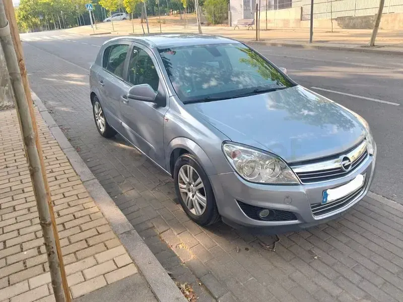 Usado Opel Astra Edition 115 CV (84 kW) 2010 Gris / plata Berlina