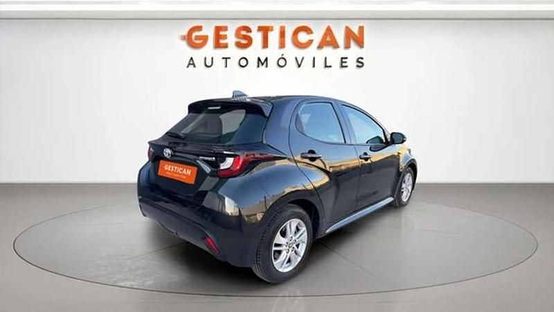 Usado Toyota Yaris Hybrid Active 116 CV (85 kW) 2022 Negro Utilitario