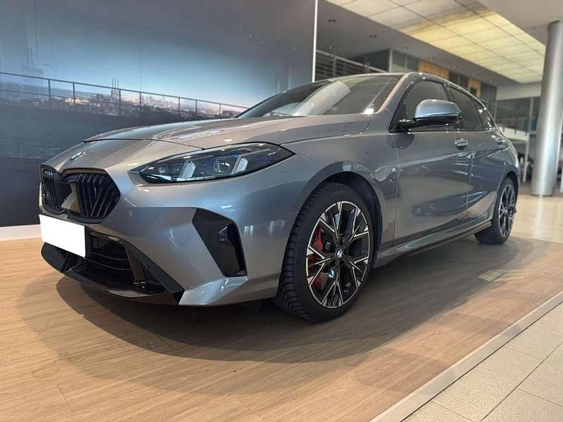 Gris Usado 2024 BMW 118 Sport Line Utilitario | 38.999 € - Imagen 1/4