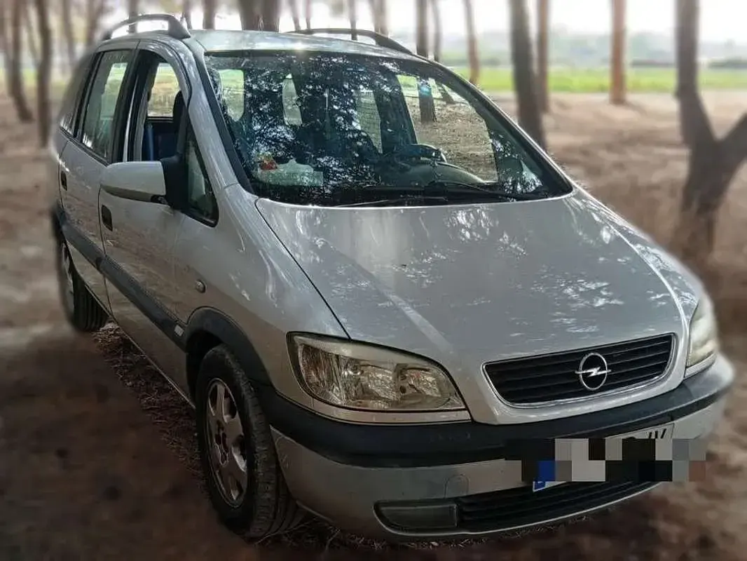 Usado Opel Zafira Elegance 101 CV (74 kW) 2001 Gris Monovolumen