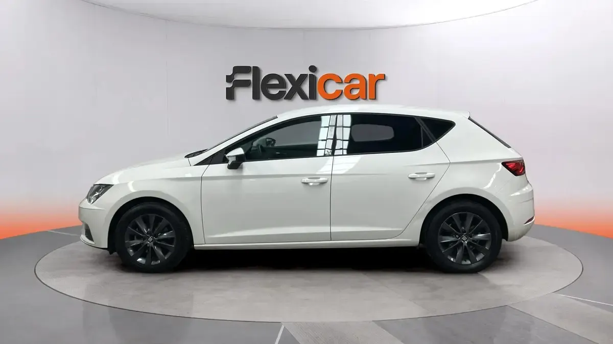 Usado Seat Leon Style Plus 125 CV (91 kW) 2018 Blanco Berlina