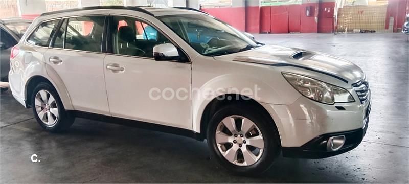 Blanco Usado 2010 Subaru Outback Premium SUV | 4200 € - Imagen 1/4