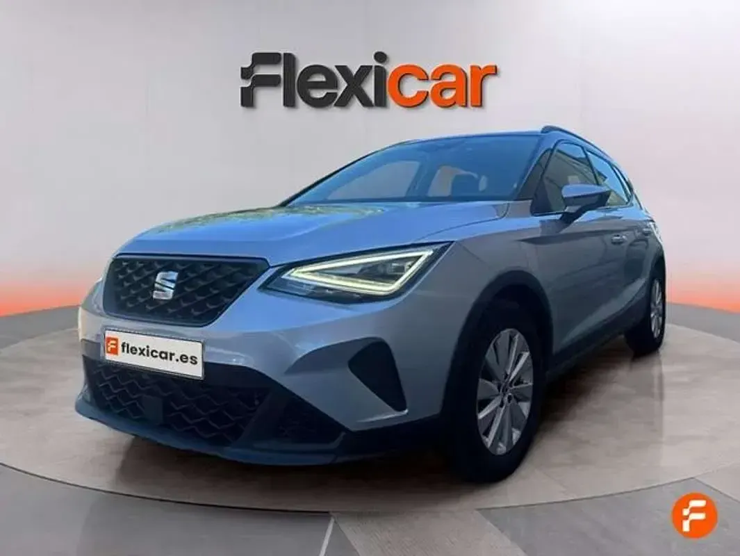 Usado Seat Arona Style 110 CV (80 kW) 2022 Gris SUV