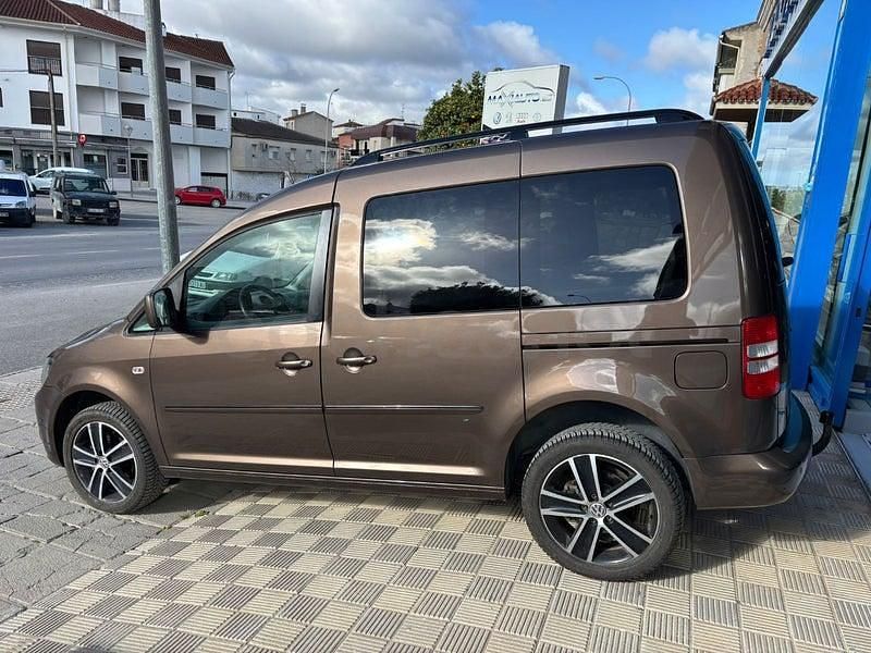 Usado VW Caddy Comfortline 102 CV (75 kW) 2014 Marrón Monovolumen