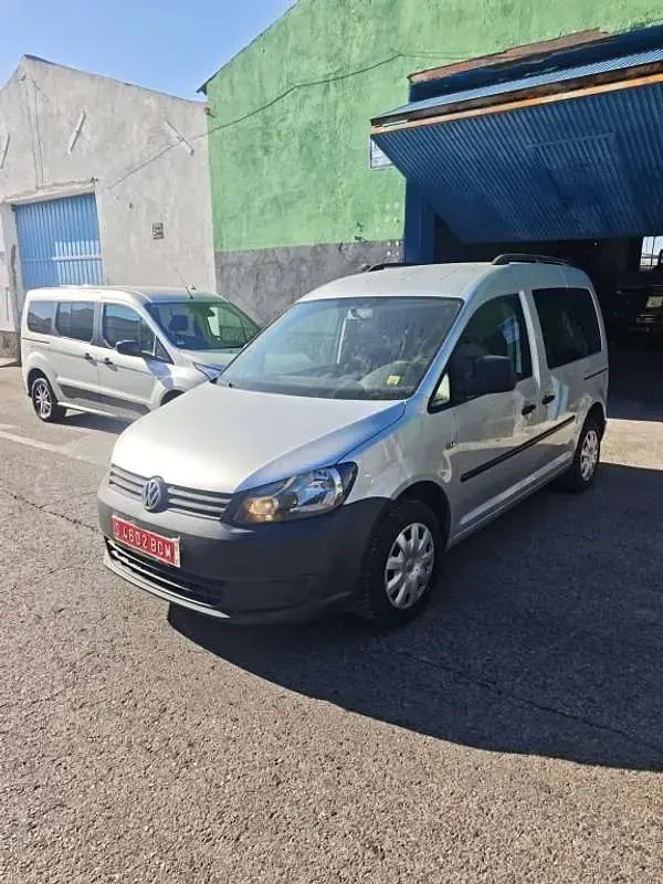 Usado VW Caddy Comfortline 105 CV (77 kW) 2012 Gris Monovolumen