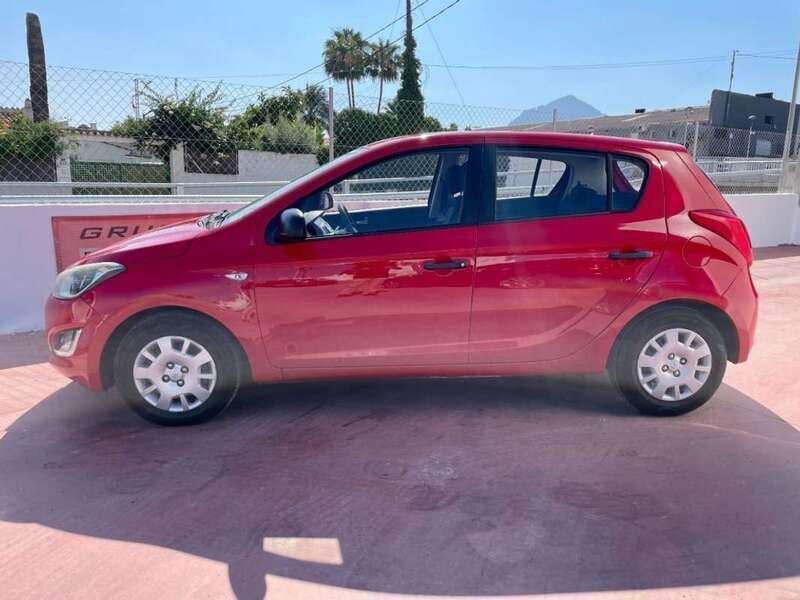 Käytetty Hyundai i20 75 HP (55 kW) 2013 Punainen Viistoperä
