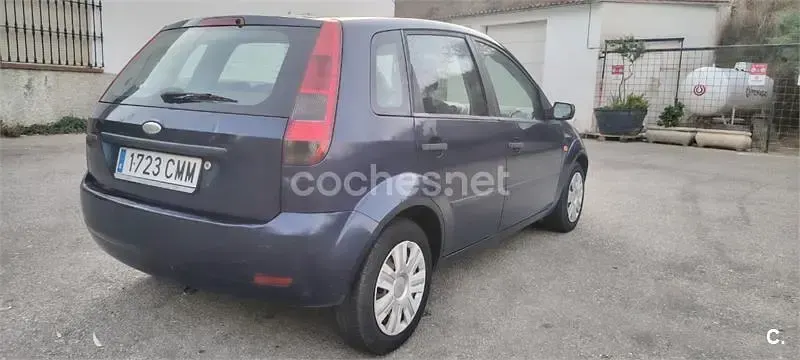 Usado Ford Fiesta Ghia 80 CV (58 kW) 2004 Azul Utilitario