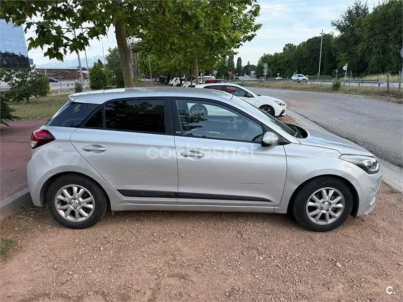 Usado Hyundai i20 84 CV (61 kW) 2016 Blanco Berlina