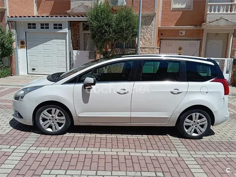 Używany Peugeot 5008 Allure 150 KM (110 kW) 2011 Biały Minivan