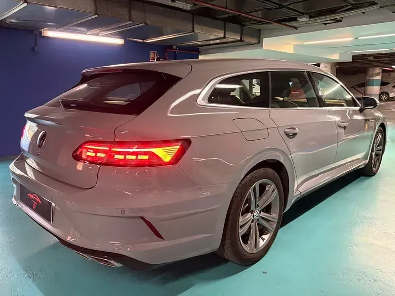 Usado VW Arteon R 320 CV (235 kW) 2024 Gris / plata Familiar
