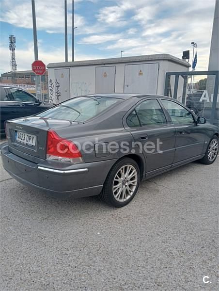 Usado Volvo S60 Summum 130 CV (95 kW) 2005 Gris / plata Berlina