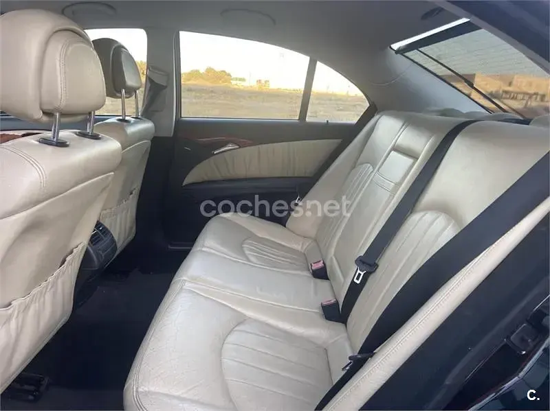 Usado Mercedes E220 Classic 150 CV (110 kW) 2007 Negro Berlina