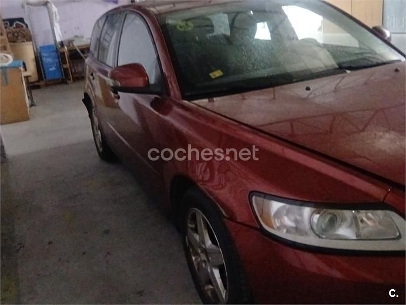 Usado Volvo V50 Kinetic 136 CV (100 kW) 2009 Granate Familiar