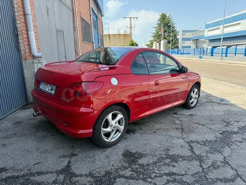 Usado Peugeot 206 110 CV (80 kW) 2003 Rojo Descapotable