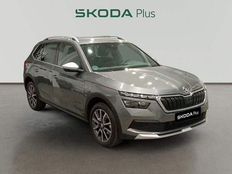 Usado Skoda Kamiq 110 CV (80 kW) 2022 Gris SUV