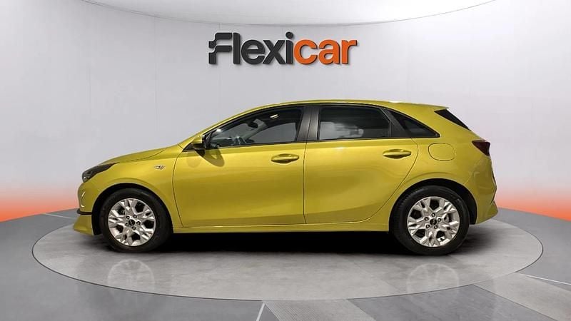 Usado Kia Ceed 120 CV (88 kW) 2023 Verde Utilitario