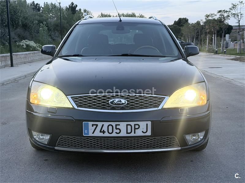 Usado Ford Mondeo Ghia 130 CV (95 kW) 2005 Azul Familiar