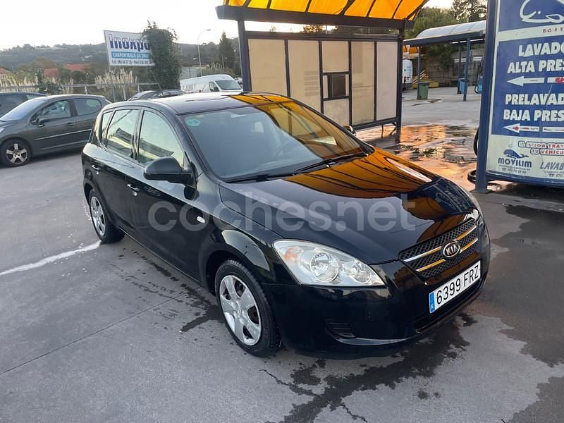 Negro Usado 2007 Kia Ceed Active Utilitario | 3999 € - Imagen 1/4