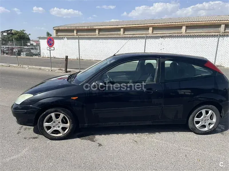 Usado Ford Focus Trend 100 CV (73 kW) 2004 Negro Berlina