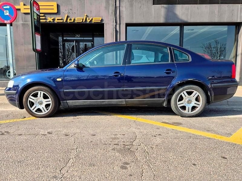 Usado VW Passat Highline 130 CV (95 kW) 2000 Azul Berlina
