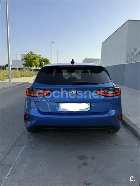 Usado Kia Ceed 120 CV (88 kW) 2019 Azul Utilitario