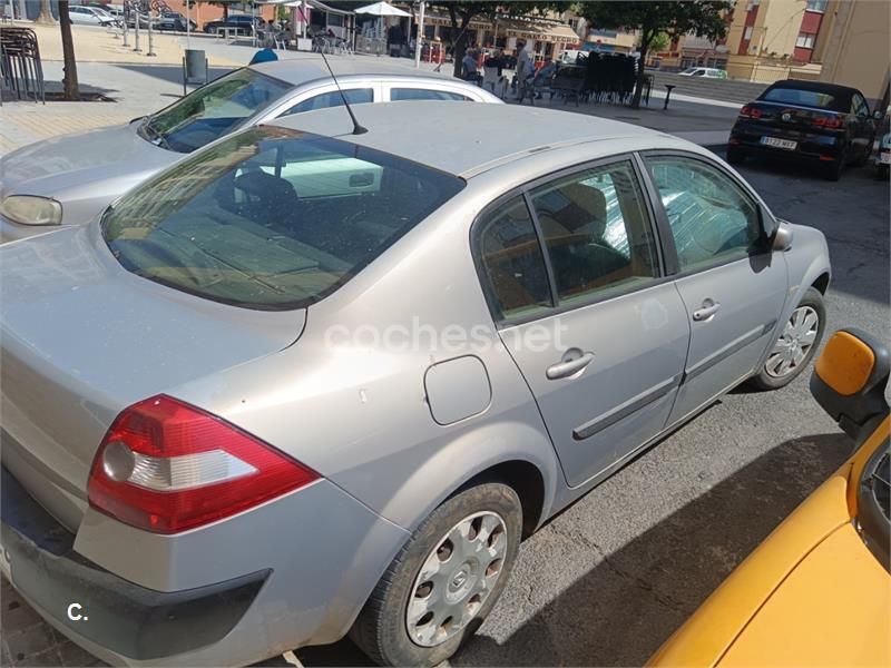Beige Usado 2005 Renault Mégane II Authentique Berlina | 2500 € (Precio justo) - Imagen 1/4