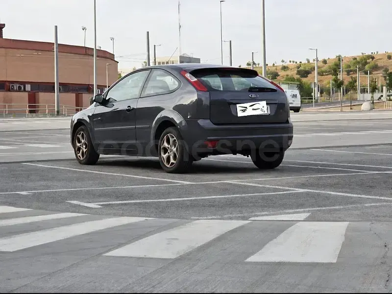 Usado Ford Focus Trend 100 CV (73 kW) 2007 Gris / plata Berlina