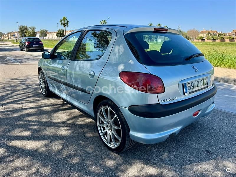Usado Peugeot 206 70 CV (51 kW) 2004 Azul Berlina