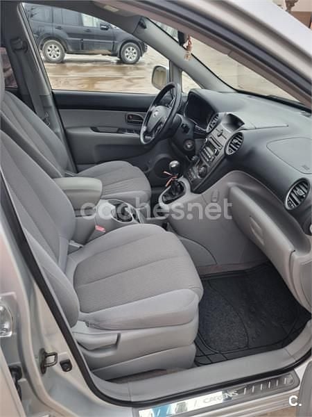 Usado Kia Carens 140 CV (102 kW) 2009 Gris / plata Monovolumen