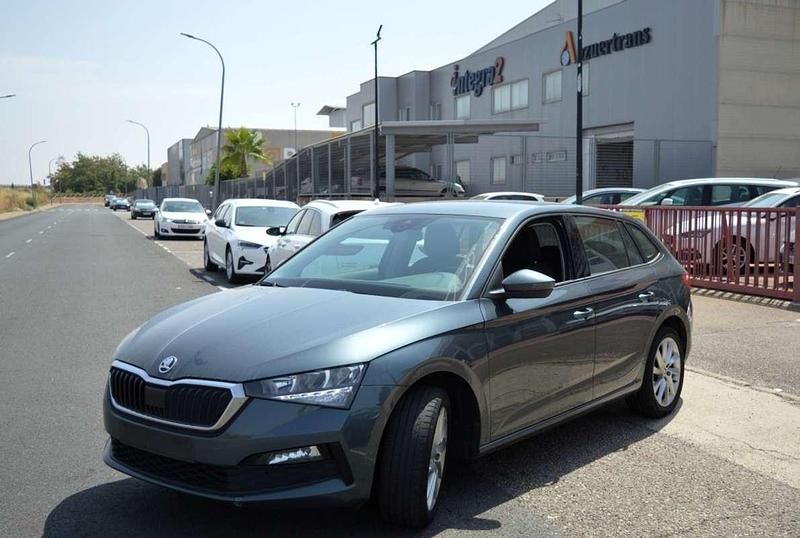 Usado Skoda Scala Ambition 110 CV (80 kW) 2021 Gris Utilitario