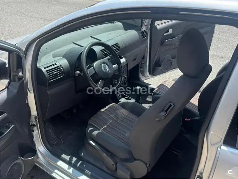 Usado VW Fox 75 CV (55 kW) 2006 Gris / plata Utilitario
