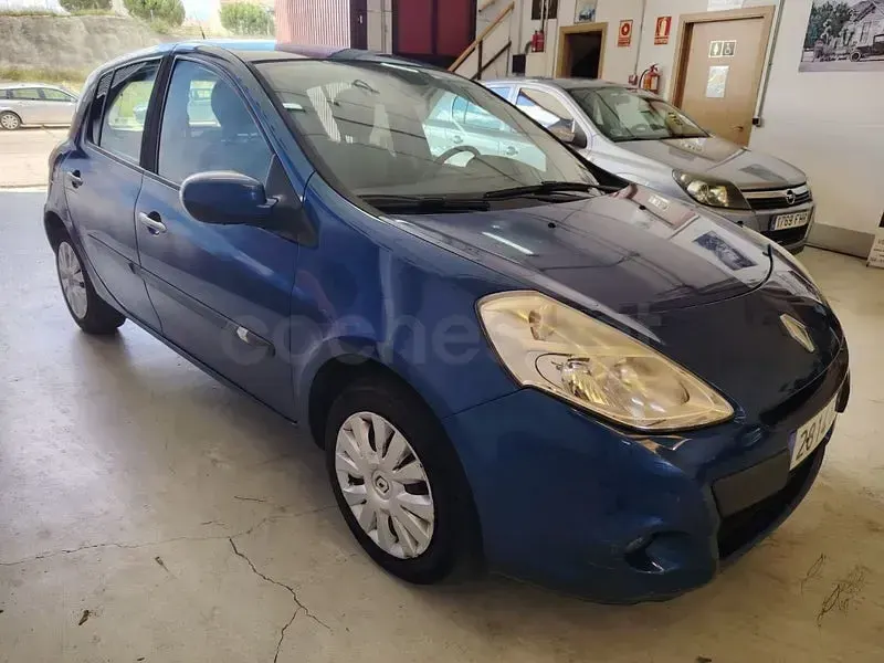 Usado Renault Clio II 85 CV (62 kW) 2010 Azul Berlina