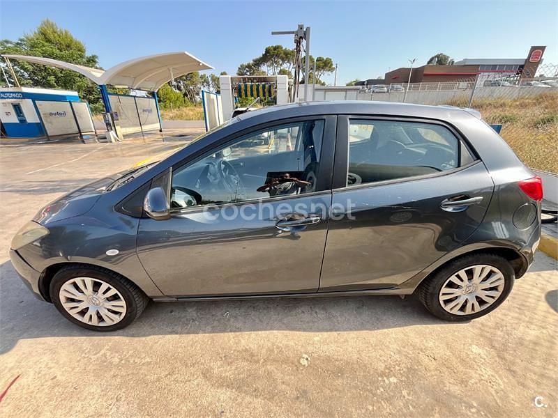 Usado Mazda 2 Active 68 CV (50 kW) 2008 Gris / plata Berlina