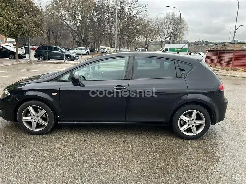 Usado Seat Leon Ecomotive 105 CV (77 kW) 2009 Negro Utilitario
