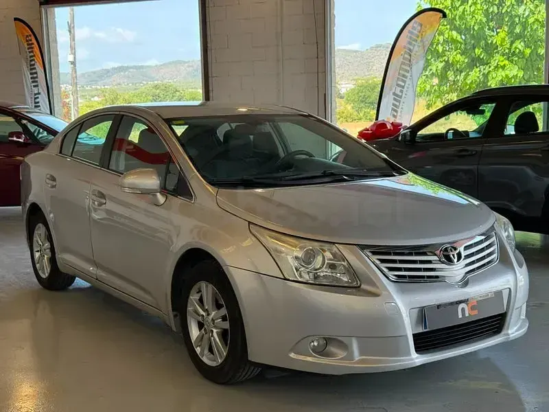 Usado Toyota Avensis Active 132 CV (97 kW) 2011 Gris / plata Berlina