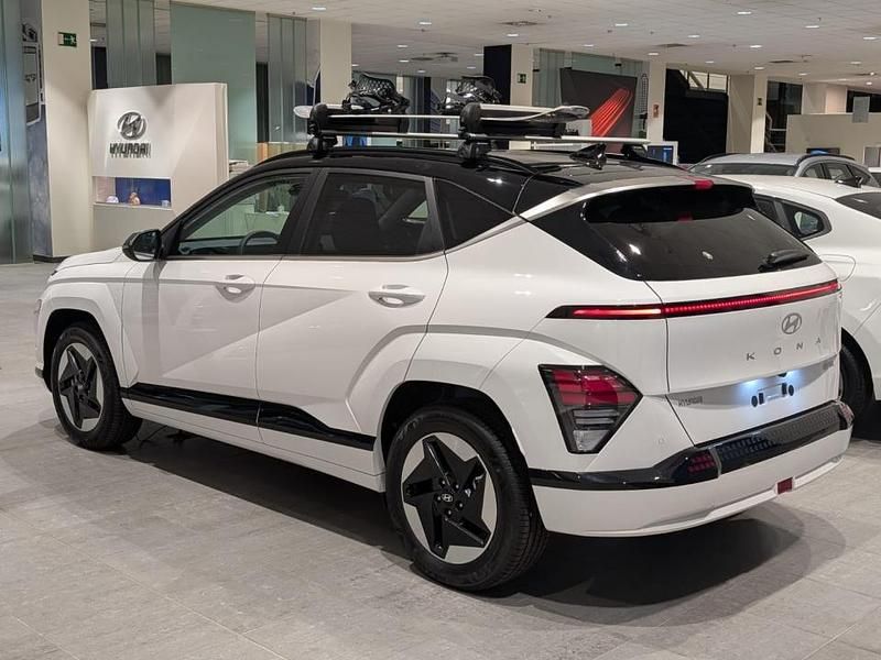 Usado Hyundai Kona Style 160 kW (218 CV) 2024 Atlas white/abbys black (sólido) SUV