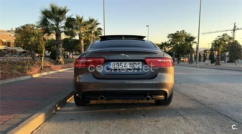 Usado Jaguar XE R-Sport 200 CV (147 kW) 2018 Gris / plata Berlina