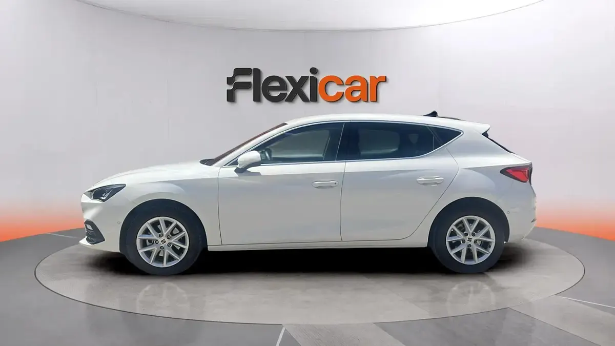 Usado Seat Leon Style 116 CV (85 kW) 2025 Blanco Familiar