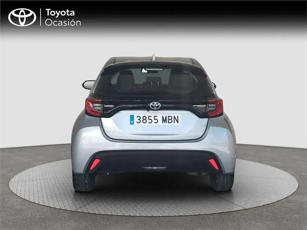 Usado Toyota Yaris Hybrid Active 116 CV (85 kW) 2022 Gris Utilitario