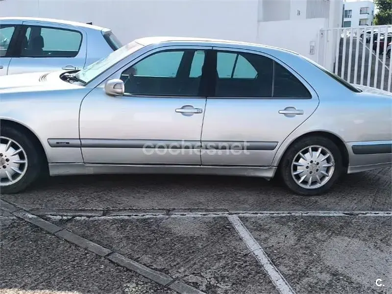 Usado Mercedes E270 Elegance 170 CV (125 kW) 2001 Gris / plata Berlina