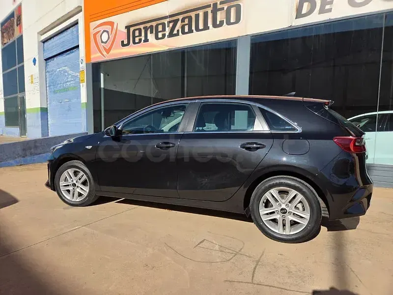 Usado Kia Ceed 136 CV (100 kW) 2021 Negro Utilitario