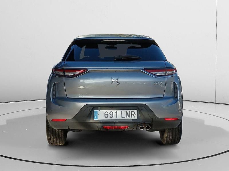 Usado DS Automobiles DS3 So Chic 131 CV (96 kW) 2021 Gris Utilitario
